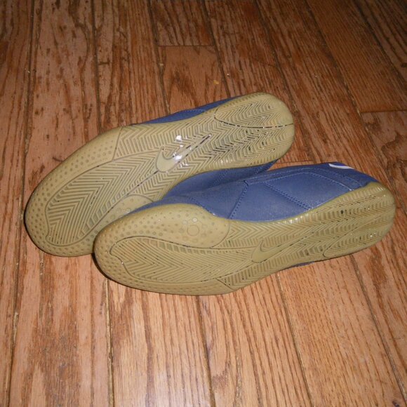 Teen's / Men's Nike Indoor Soccer Athletic Shoes - Picture 4 of 4